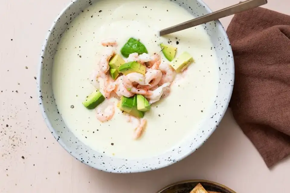 Blomkålssuppe med rejer, avocado og sprøde tortillachips — RetNemts eget foto