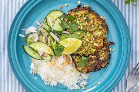 Squash/feta-røsti med thailandsk agurkesalat og ris