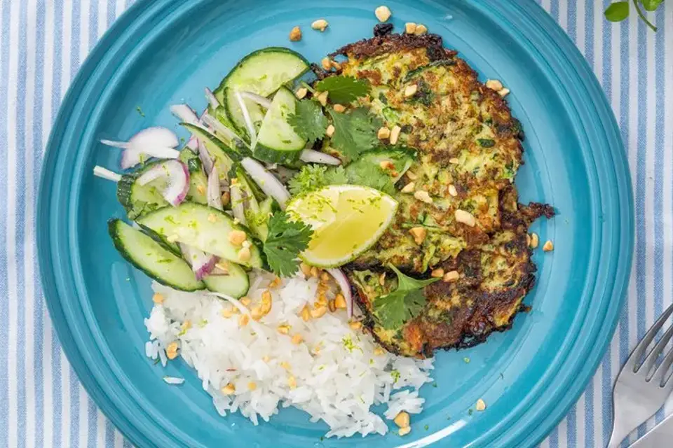 Squash/feta-røsti med thailandsk agurkesalat og ris — RetNemts eget foto