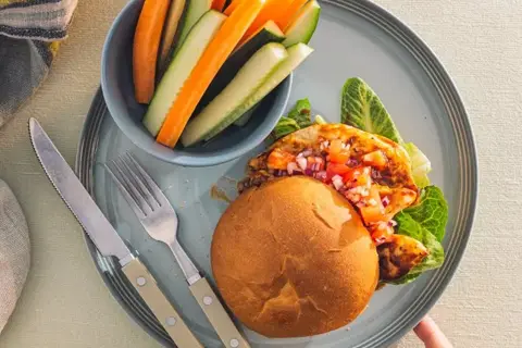 BBQ-kyllingeburger med tomatsalsa og gnavegrønt