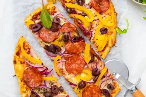 Pizza med chorizo, peberfrugt, rødløg og oliven