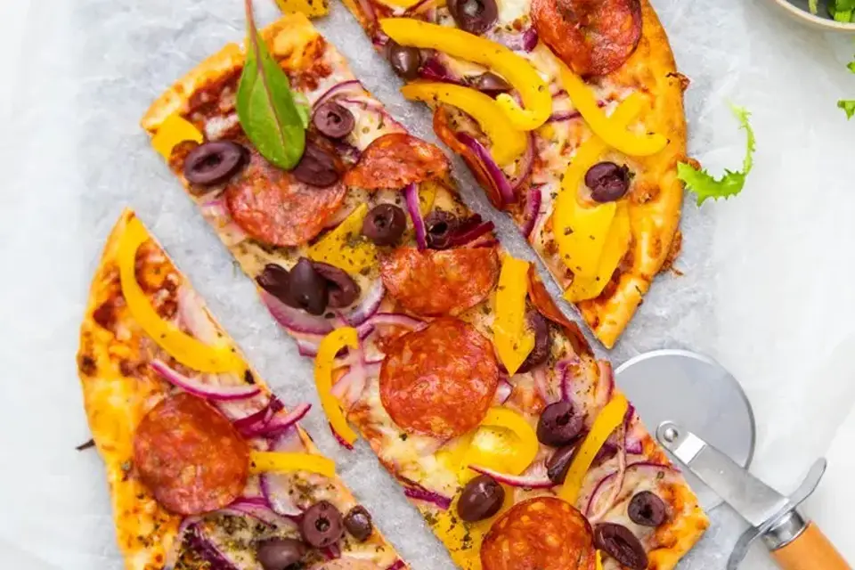 Pizza med chorizo, peberfrugt, rødløg og oliven — RetNemts eget foto