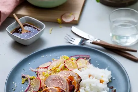 Teriyakibagt svinemørbrad med ris og kålsalat