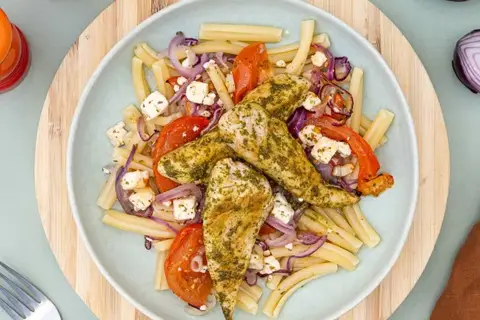 Pasta casarecce med basilikumstegt kylling, bagt feta og tomater