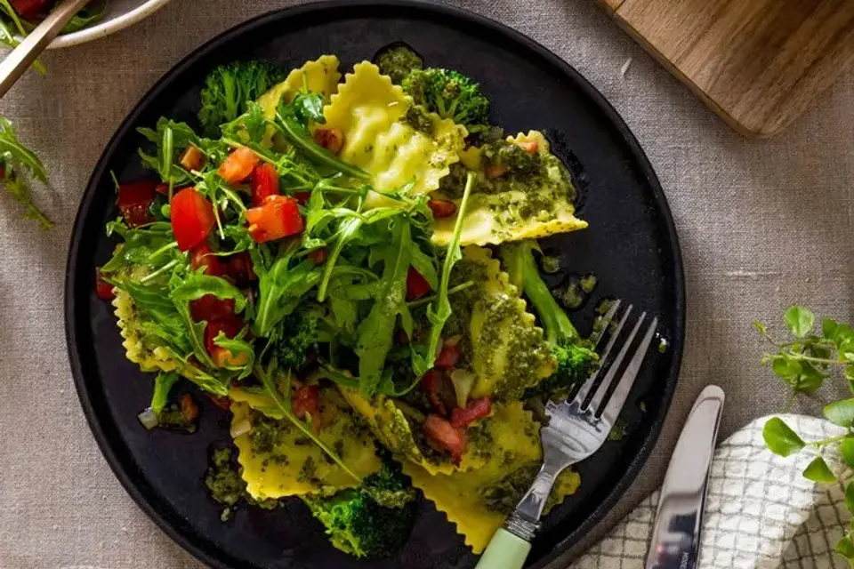 Ravioli i pesto med bacon, broccoli og tomatsalat — RetNemts eget foto
