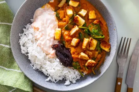 Indisk spinatgryde med stegt halloumi
