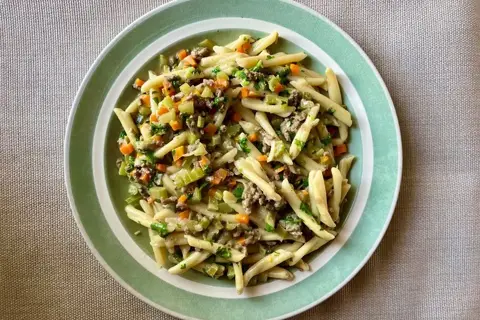 Hvid bolognese med trofiepasta og persille