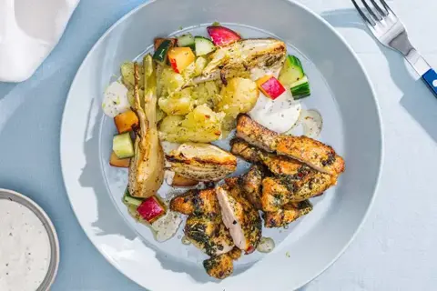 Krydret kyllingelårsteak med knuste citronkartofler, blommesalat og estragonmayonnaise
