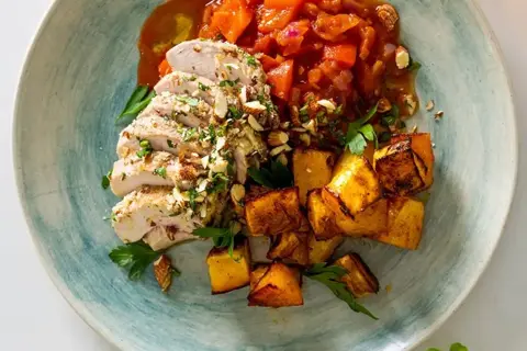 Spansk mandelkylling med sofrito og paprikakartofler
