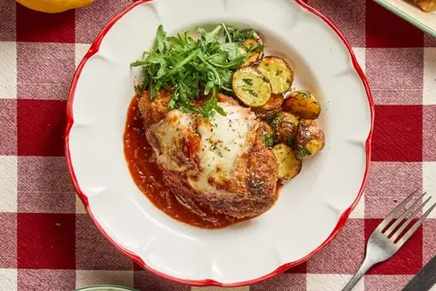 Pollo alla parmigiana - Ostepaneret kylling med tomatsauce, mozzarella og gremolata