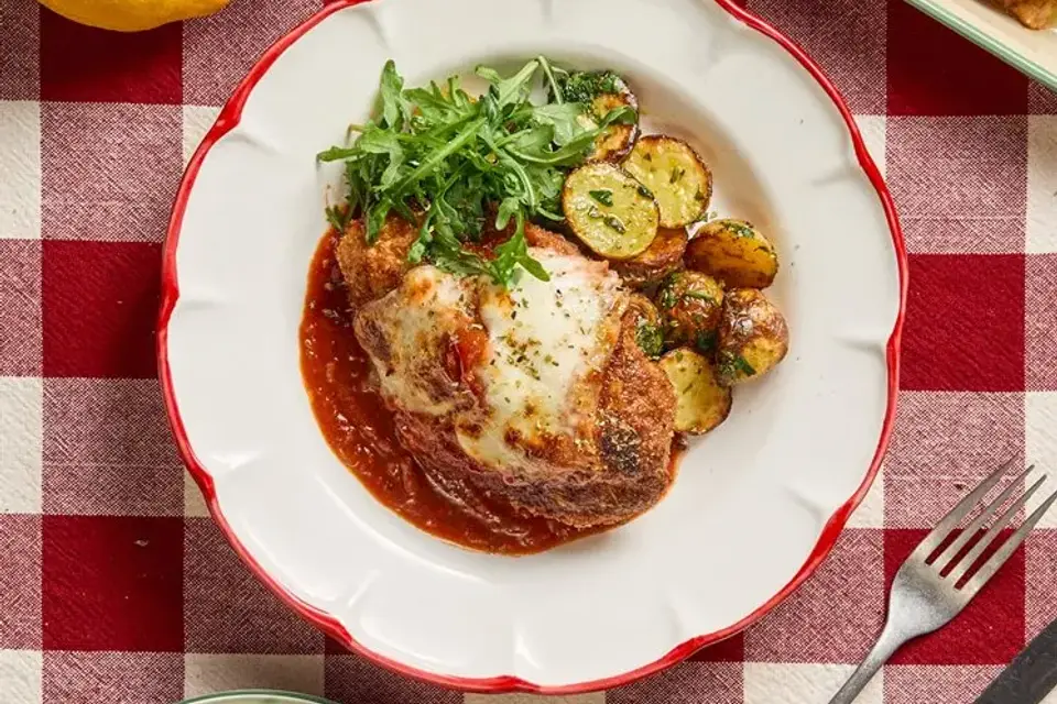 Pollo alla parmigiana - Ostepaneret kylling med tomatsauce, mozzarella og gremolata — RetNemts eget foto