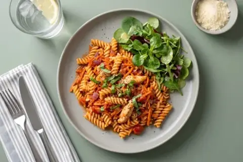 Onepot m. pasta m. kylling, grøntsager og salat