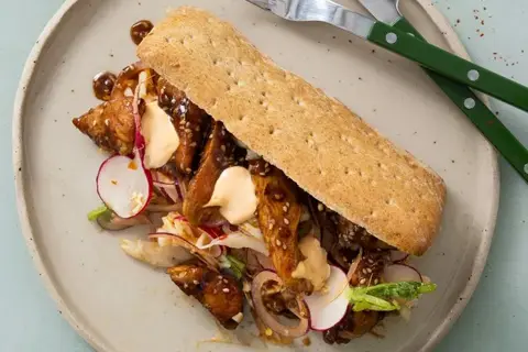 Bánh mì med hoisinkylling, hurtig kimchi og chilimayo