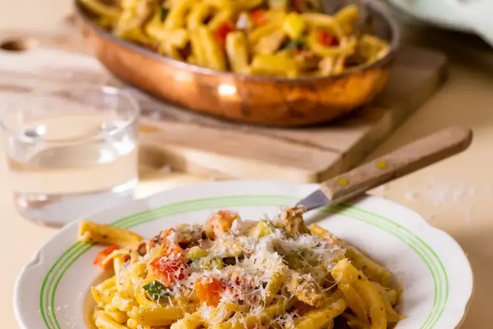 Pasta casarecce med svinestrimler og chorizo i mild ostesauce — RetNemts eget foto