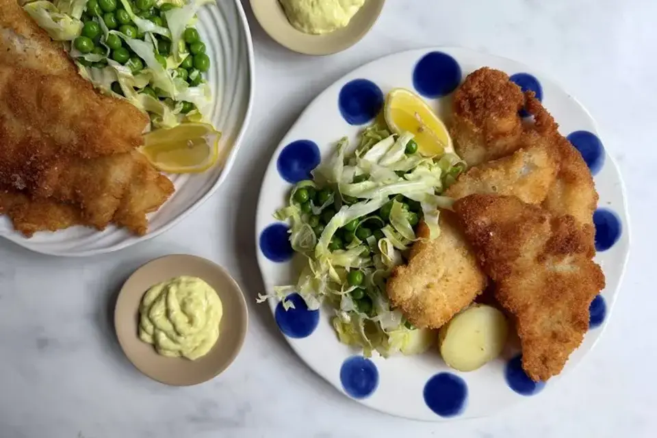 Fiskefilet med remoulade, kartofler og spidskål med ærter — Skagenfoods eget foto