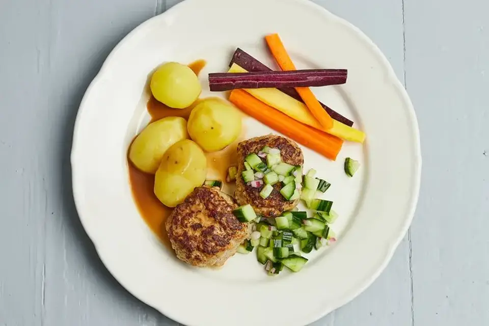 Heat: Skagenfood frikadeller med skysovs og syltede agurker — Skagenfoods eget foto