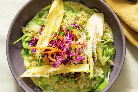 Grøn hvedeotto med sprød kålsalat