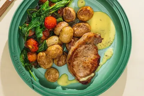 Svinekoteletter med bearnaise og små ovnbagte kartofler
