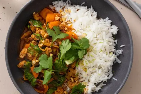 Massaman curry med hakket kylling og ris