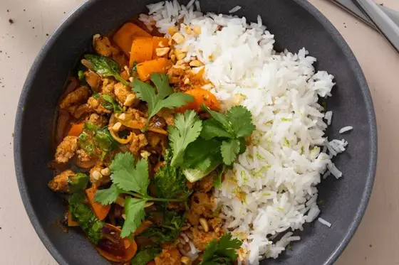 Massaman curry med hakket kylling og ris