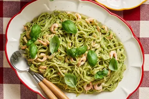 Linguine med basilikumpesto og rejer