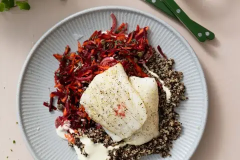 Bagt fisk med rødbedesalat, sennepsdressing og quinoa