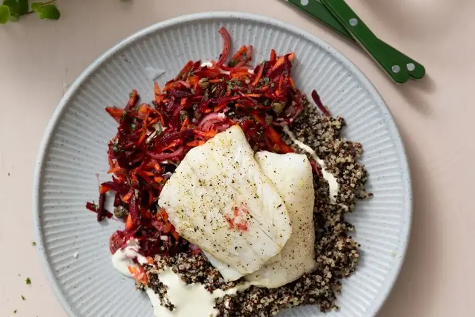 Bagt fisk med rødbedesalat, sennepsdressing og quinoa — RetNemts eget foto