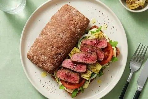Steak sandwich med artiskok, aioli og tomat