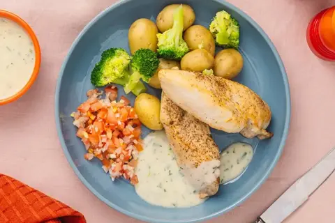 Ovnbagt kylling med sennepssauce og tomatsalat