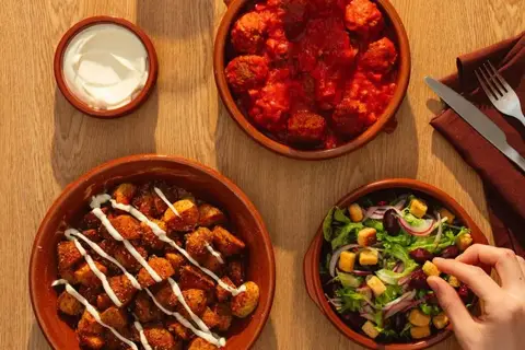 Albóndigas con patatas bravas – Kødboller i tomatsauce med ovnbagte kartofler og grøn salat