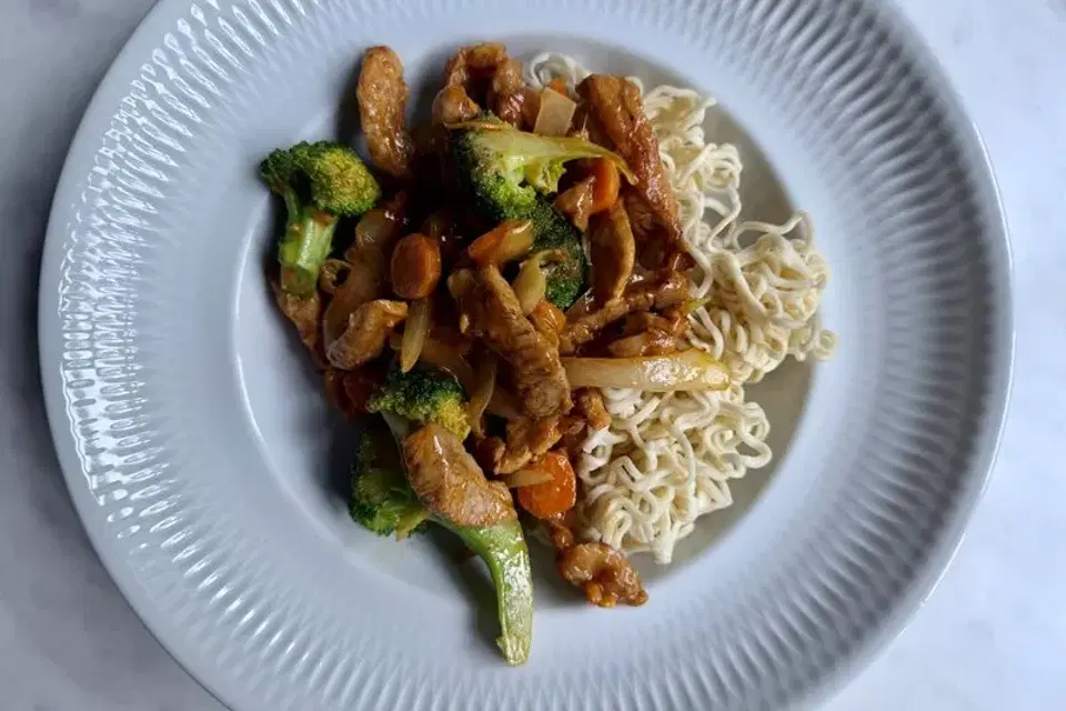 Nudler med strimler af gris, peanutbutter og broccoli — Skagenfoods eget foto