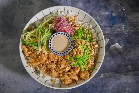 Poke bowl med chipotlestegt havkat/lange, ris, agurkesalat og mukimame