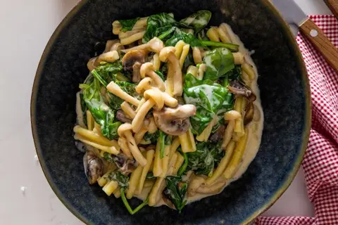 Casarecce i cremet sauce med svampe, spinat og grønkål