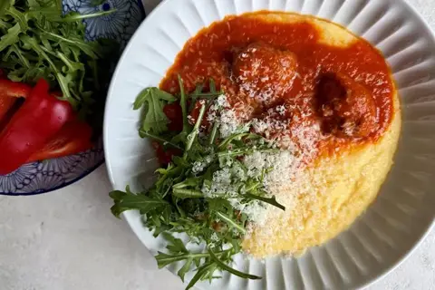 HEAT: Kødboller i tomat med polenta