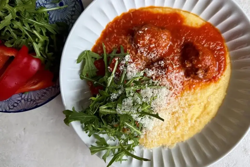 HEAT: Kødboller i tomat med polenta — Skagenfoods eget foto