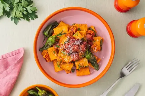 Romesco pasta med linquica, persille og pimientos de padrón