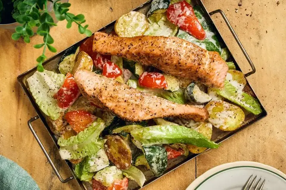 Ovnbagt laks med bagte grøntsager, kartofler og cæsardressing — RetNemts eget foto