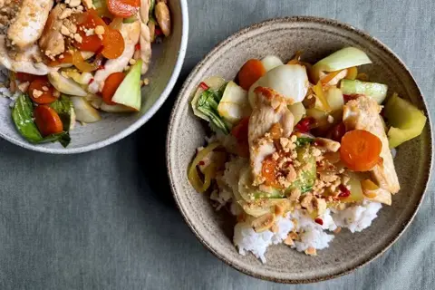 Lynstegt kylling med ris, pak choy og spicy fishsauce
