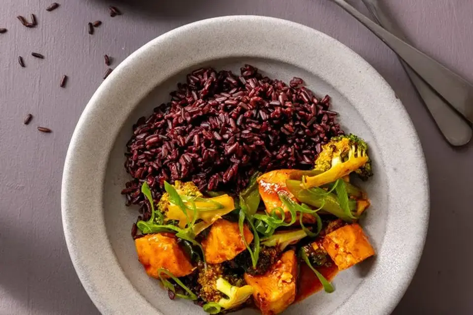 Wok med kylling og broccoli i sursød sauce — RetNemts eget foto