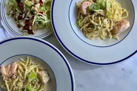 Trofie med laks, citronsauce, porre og kålsalat med mandler