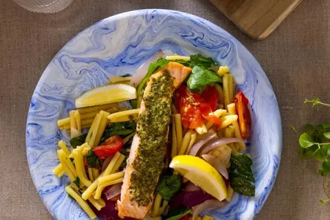 Bagt laks med grøntsager, pasta og citron