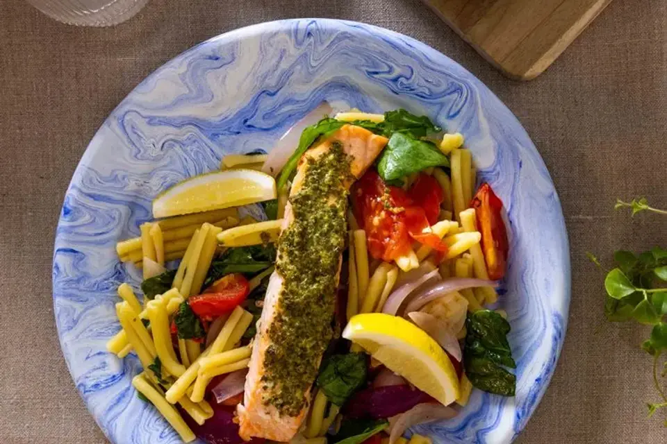 Bagt laks med grøntsager, pasta og citron — RetNemts eget foto