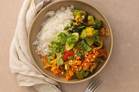 Massaman grøntsagscurry med ris og stegt broccoli