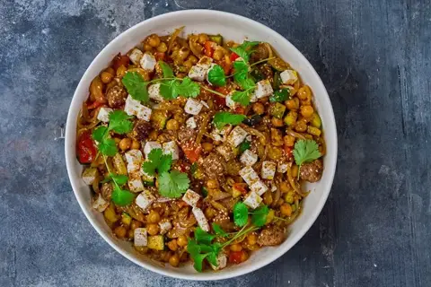 Za’atar-kødboller med kikærter og salatost