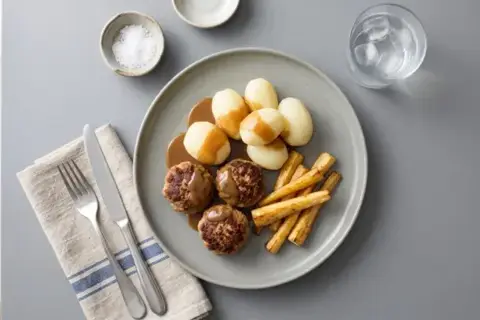 Frikadeller m. skysauce, kartofler og bagte pastinakker
