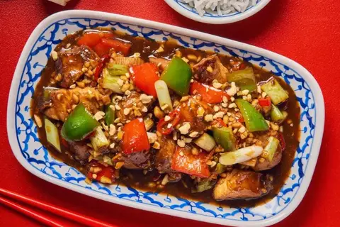 Kung pao chicken med jordnødder og ris
