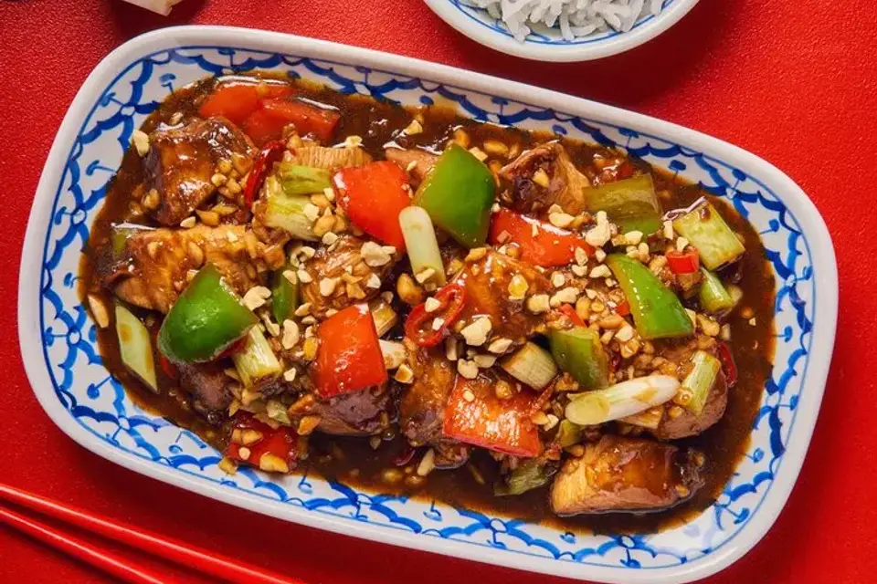 Kung pao chicken med jordnødder og ris — RetNemts eget foto