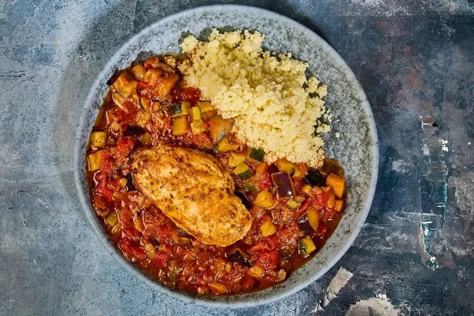 Kylling med krydret grøntsagsragout og couscous — Skagenfoods eget foto