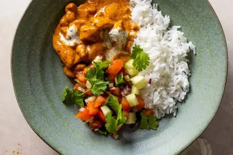 Quick butter chicken med ris, kachumbersalat og urteyoghurt