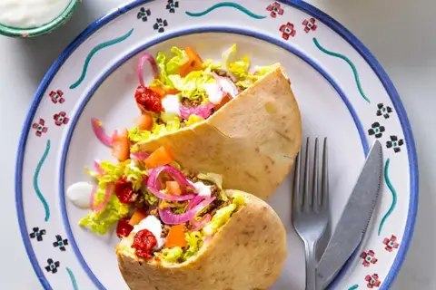 Pita med kebabkrydret oksekød, chili og hvidløgsdressing
